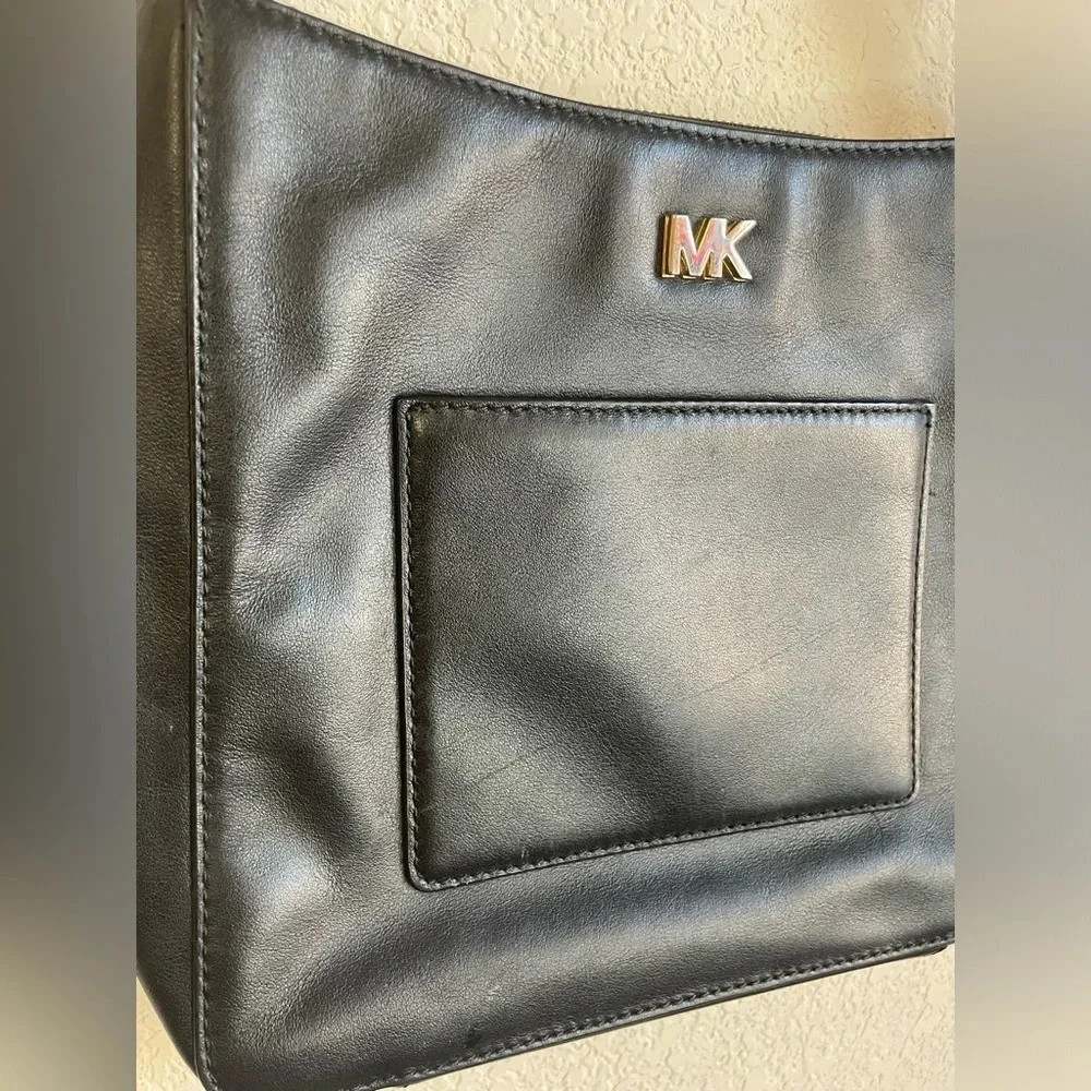 Michael Kors Gloria Black Pocket Swing‎ Pack Leather Crossbody